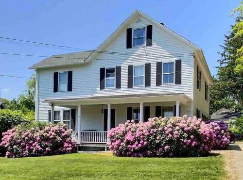 Litchfield Historic District Casa | Historic Colonial Pool Walk to Town