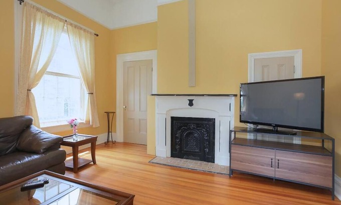 Court House Hill Apartamento | Historic Comfort Atop Downtown - The Aurora Suite