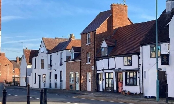 Tewkesbury Casa | Historic Cosy Tudor Cottage-Fireplace-High Street