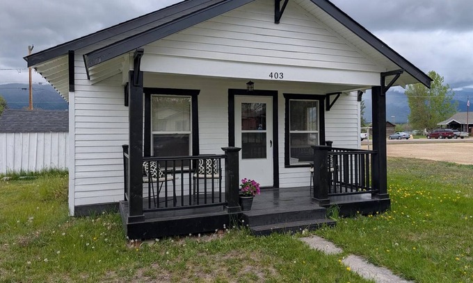 Stevensville Casa | Historic cottage in Stevensville with views of the mission mountains.