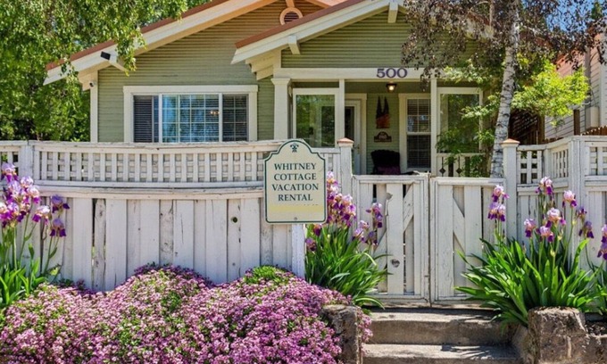Mount Shasta Casa | Otoño * domingo - jueves $ 99. 00 con licencia y asegurado. Downtown Shasta Cottage