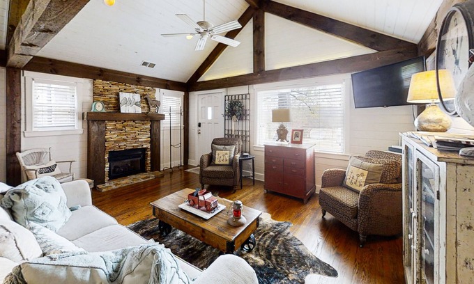 Leipers Fork Cabaña | Historic cottage in rural Beverly Hills, TN with fireplace & countryside views