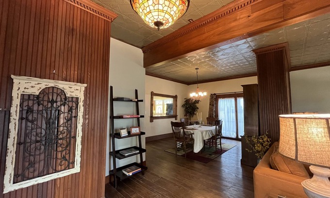 Zionsville Cabaña | Historic Cottage in the Village of Zionsville