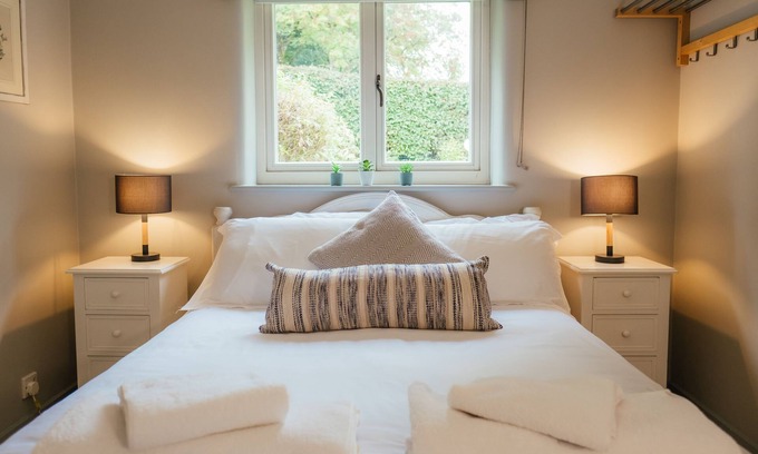 Higher Bockhampton Cabaña | Historic Courtyard cottage with Hot Tub Access