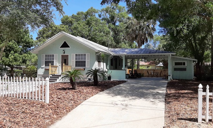 Mount Dora Casa | Historic "Cozy Bungalow" in the heart of Mt. Dora!! Pet Friendly.