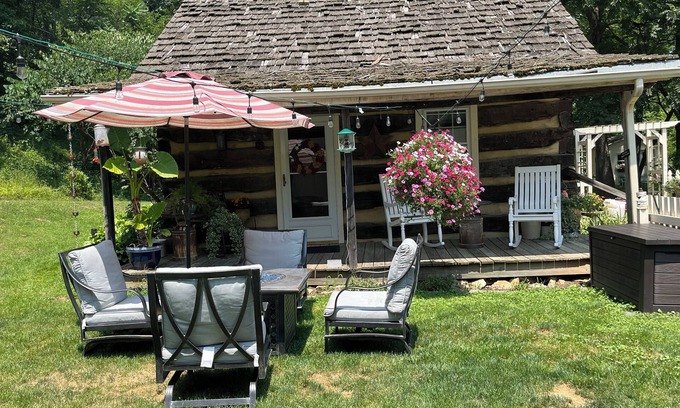Zanesville Cabina | Historic, cozy cabin at Headley Inn Winery & Vineyard with WiFi, AC & Fireplace