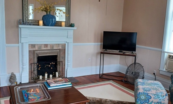 Eddyville Casa | Historic Cozy Cottage 5 to 10 Mins. from, Fishing, Golfing, Waterpark, Hunting