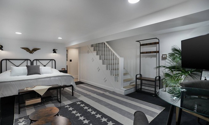 Old Town West Apartamento | Historic & Cozy Old Town 1-Bdrm Gem w. Modern Comforts & Free Parking!