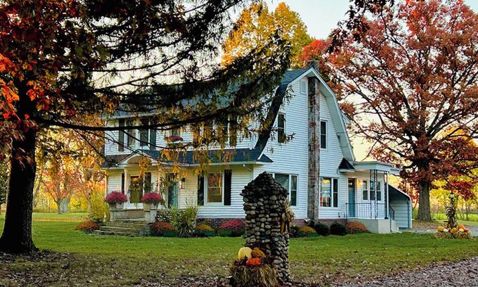 Delavan Lake Otro | Historic Delavan Lake Farmhouse. Walk to Beach/Boat Launch. Mins to Lake Geneva!