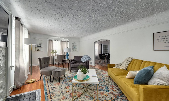Shaker Heights Apartamento | Historic District 2BR on 1st Floor near Cleveland Clinic ~ Family Friendly ~Safe