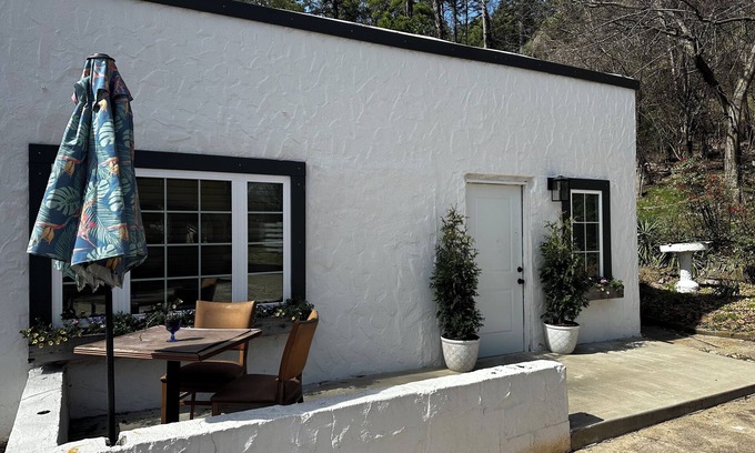 Hot Springs Cabaña | Historic District Cottage steps from Hot Springs National Park & Bathhouse Row