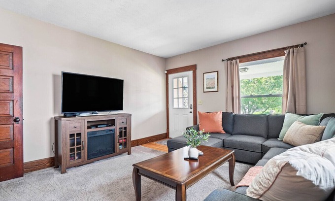 Bedford Casa | Historic District|Fully Stocked Kitchen|Coffee Bar|Sleeps 6