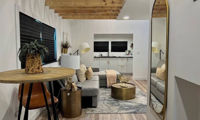 Racine Apartamento | Historic District, Lake Michigan View, Near Downtown.