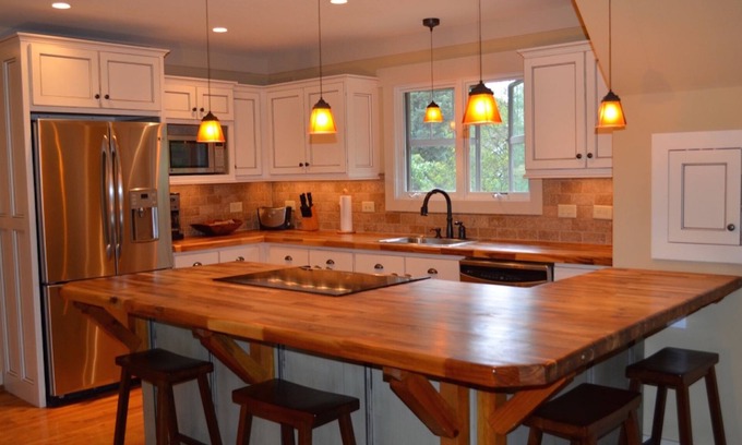 Cleveland Casa | Historic District Lofty Bungalow