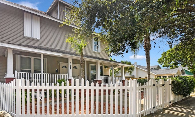 Historic District Casa | Historic downtown home blocks from Intercoastal, Beach and Canal Street