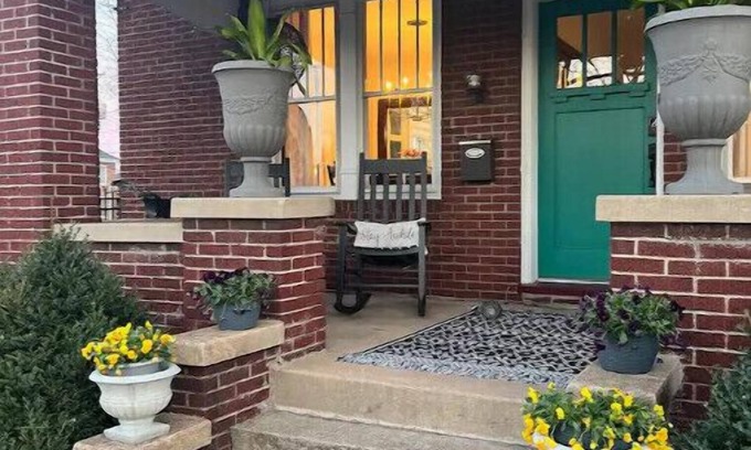 Washington Casa | Historic Downtown 1910 Brick 2-Story Home. Dog Friendly. Walk to Everything