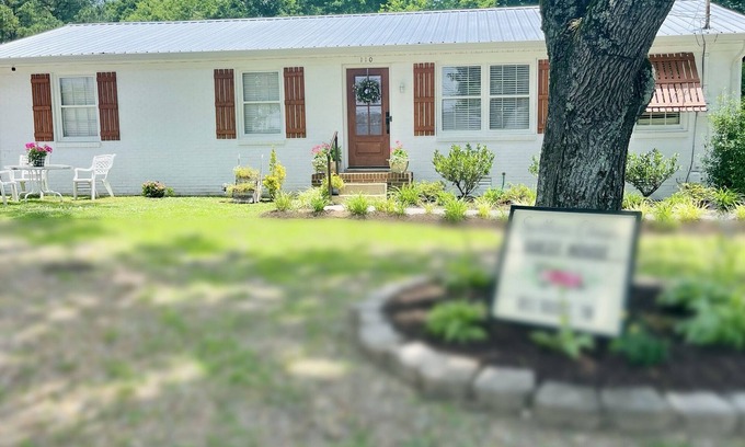 Bell Buckle Casa | Historic downtown Bell Buckle! Southern Charm Guest House