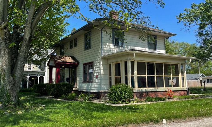Brownsburg Casa | Historic Downtown Brownsburg Home w/Charm