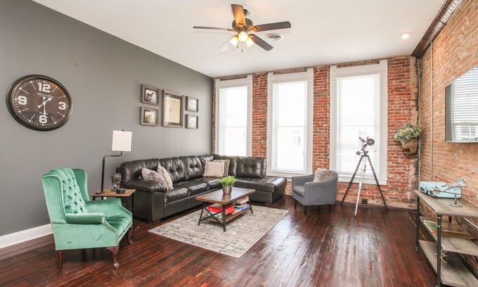 Lincoln Apartamento | Historic Downtown Lincoln's Loft Derby Suite - Lincoln, IL