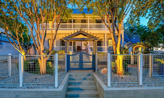 Marble Falls Casa | Historic Downtown Home! 6 Suites In Downtown Marble Falls