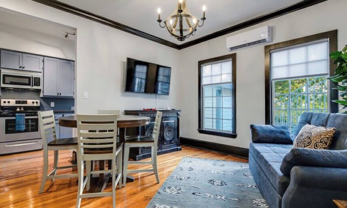 Marble Falls Casa | Historic Downtown Marble Falls- 3 Suite Travis/LBJ/MrblFlls