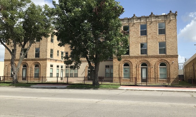 Bay City Apartamento | Historic downtown with shopping and dining