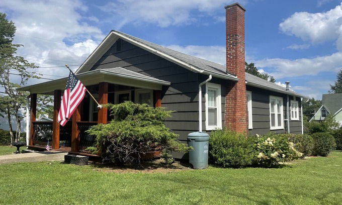 Fayetteville Casa | Historic Dwntwn, NRG, Convenient 3 Br Cottage