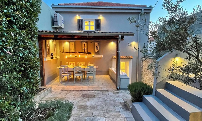 Jezera Casa | Histórica casa de piedra totalmente renovada con jardín, patio y mucho espacio.