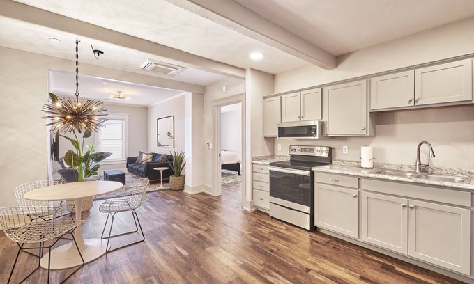 Hot Springs Apartamento | Historic Evanston Building Downtown + Walk to Moccasin Springs, Restaurants, VA