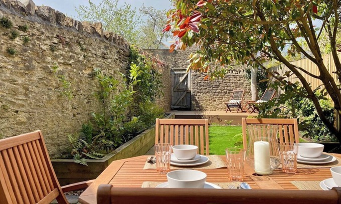 Frome Cabaña | Historic Family Cottage - Garden - Central Frome