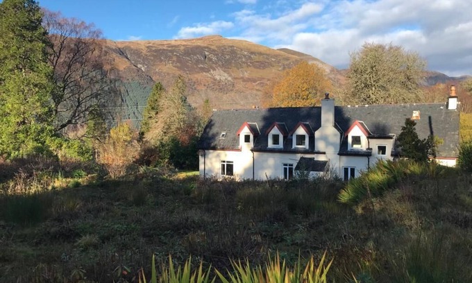 Letterfinlay Casa | Historic family home with stunning views of Loch Lochy and private beach