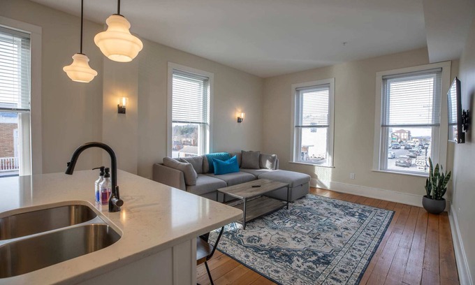 Floyd Apartamento | Historic Farmer's Supply- DT Floyd Corner Apt #202