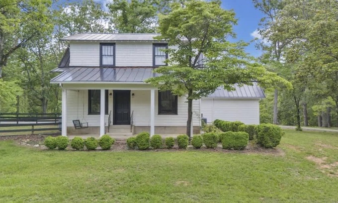 Roanoke Casa | Historic Farmhouse|5 acres|Hot Tub| Parkway Access