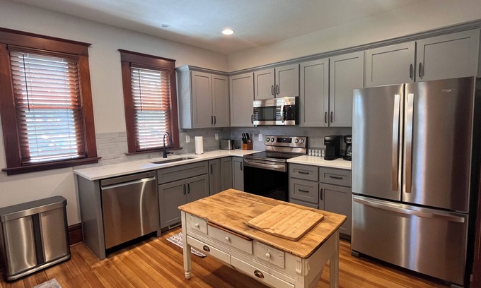 Gretna Casa | Historic Farmhouse Haven with quick access to 1-80 to enjoy Omaha or Lincoln