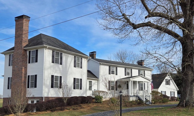 Andersonville Casa | Historic Farmhouse in the Dillwyn countryside. Not far from Farmville.
