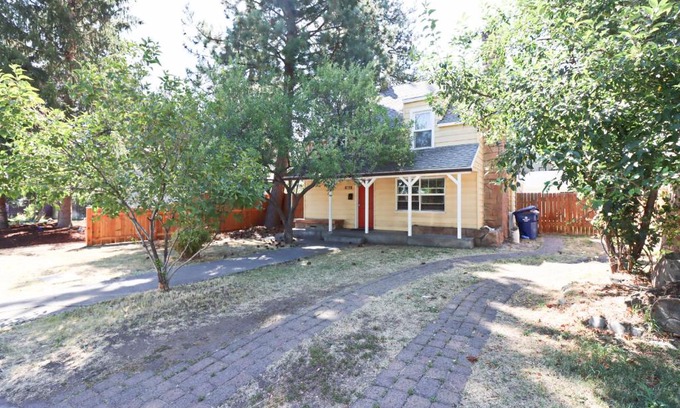 River West Casa | Historic Farmhouse on Bends Westside