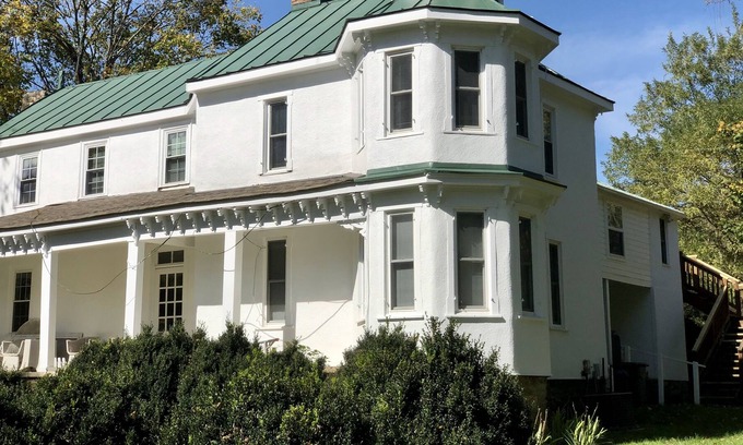 Linden Otro | Historic Farmhouse Suite in Virginia Hunt & Wine Country
