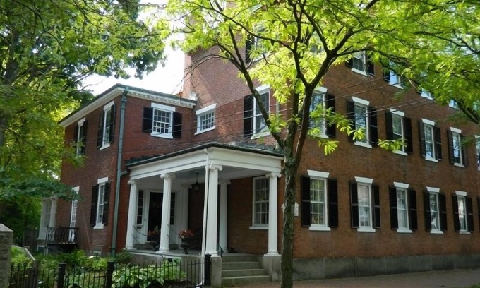 Salem Casa | Histórica mansión de ladrillo del período federal en la legendaria Chestnut Street, Salem