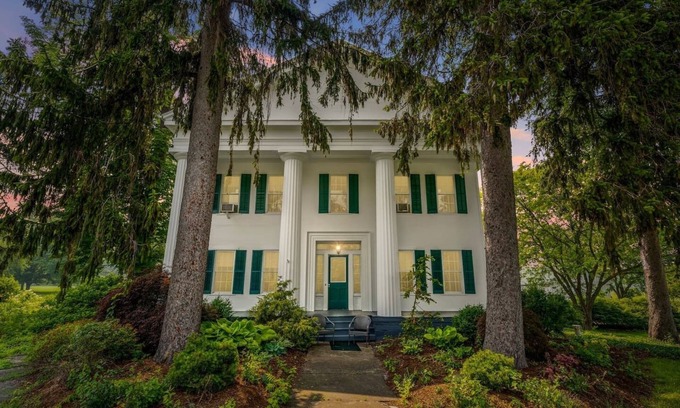 Trumansburg Casa | Historic FLX Colonial | 20 mins to Ithaca | Pond