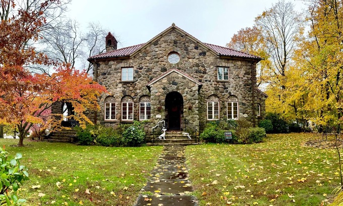 Pleasantville Otro | Historic former Speakeasy 4 Bdrm, walk to train and town: Pleasantville