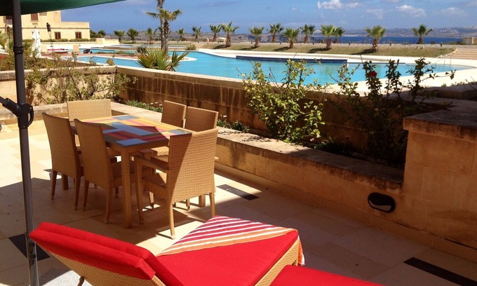 Ghajnsielem Apartamento | Apartamento de lujo con vistas al mar y piscina en un conjunto Fort y más tranquilas