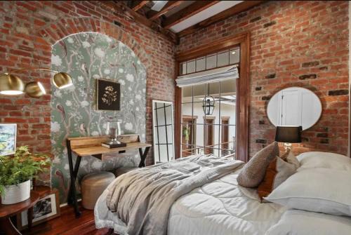 Lower Garden District Apartamento | Historic Garden District 5BR with Parking and Balcony