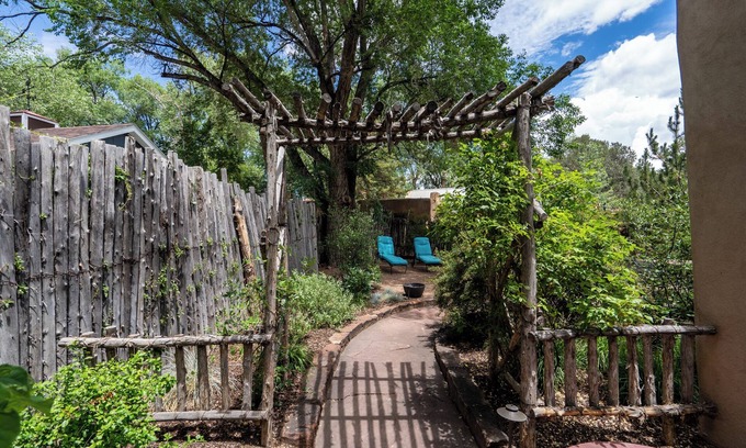 Northeast Santa Fe Casa | Historic Garden Retreat