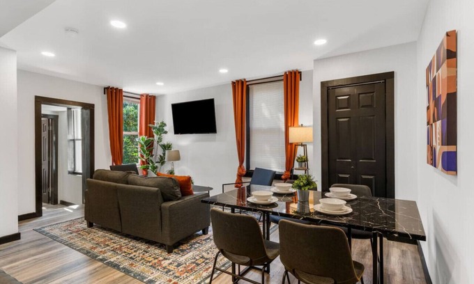 Penn-Knox Apartamento | Historic Germantown Getaway | Stylish 2BR + Parking