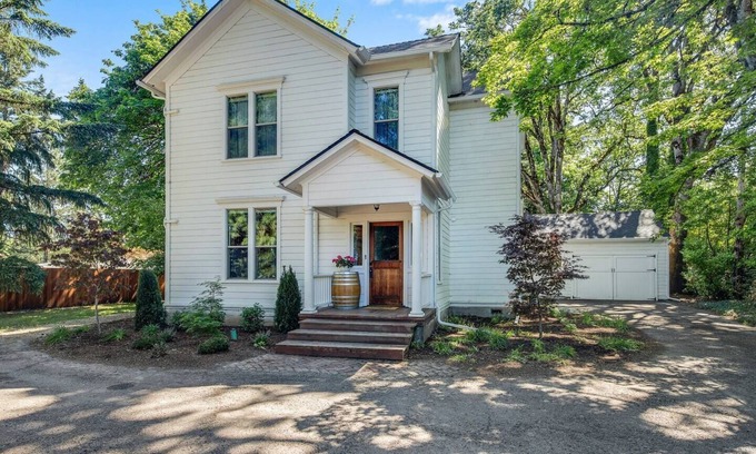 McMinnville Casa | Historic Haven | Wine Tasting