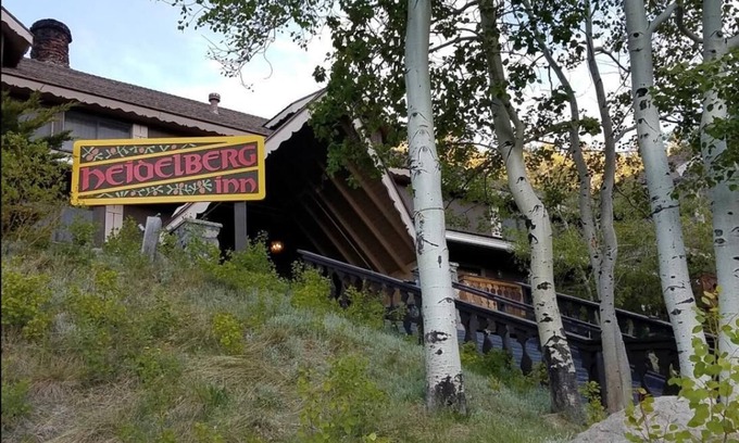 June Lake Condominio | Historic Heidelberg Inn at June Lake, CA - Available July 16 - 22, 2022