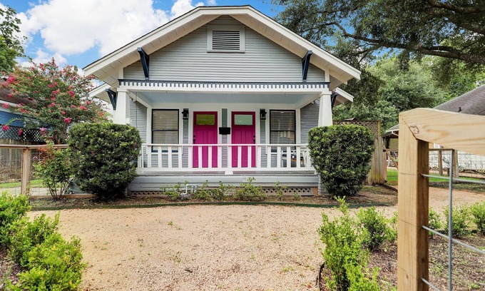Houston Heights Casa | 3/2 Historic Heights Bungalow con Playfort. Cerca de Med Center, Reliant, centro de la ciudad.