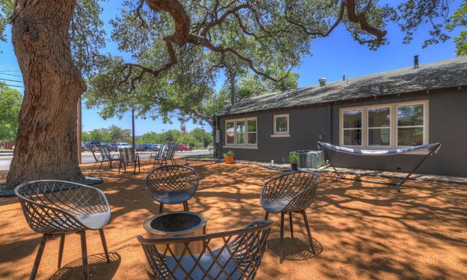New Braunfels Casa | Historic Hideaway Stroll to Schlitterbahn