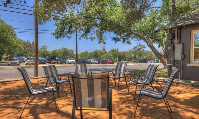 New Braunfels Casa | Historic Hideaway Stroll to Schlitterbahn