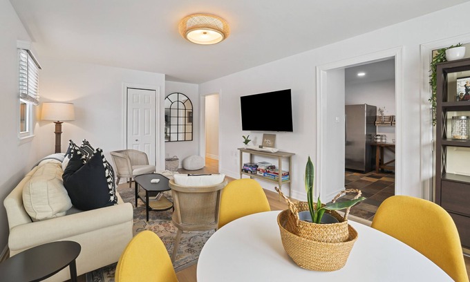 Leesburg Casa | Historic Hideaway